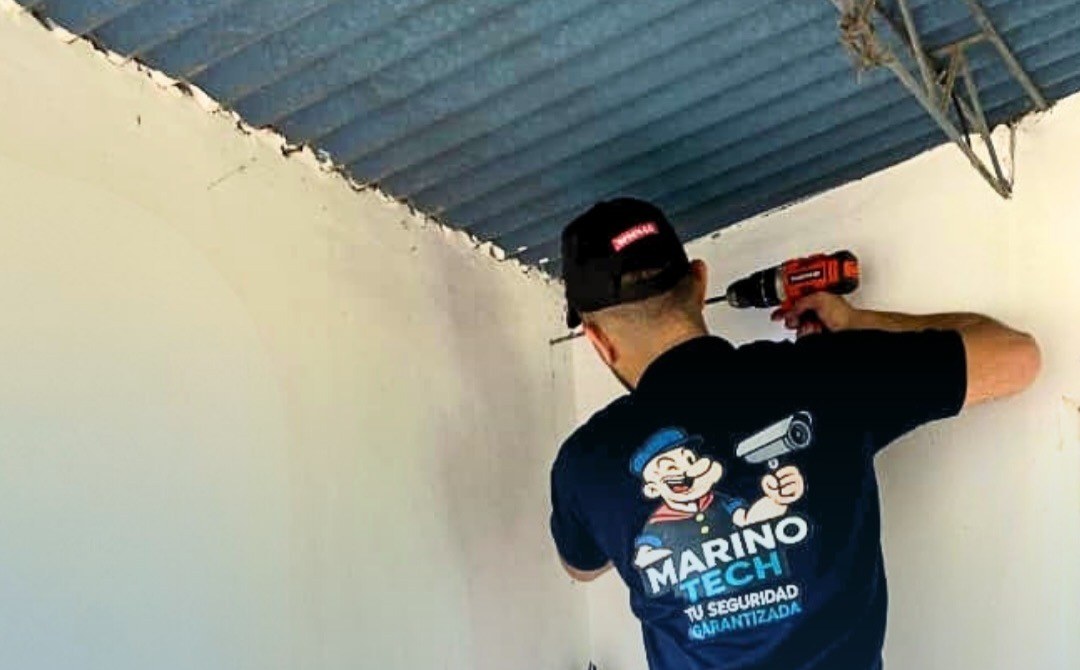 Técnico de Marino Tech instalando una cámara