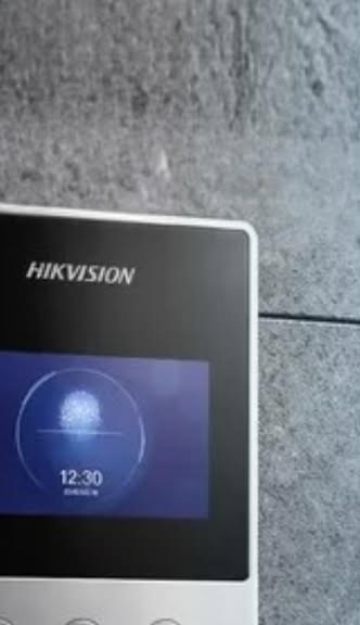 Videoportero Hikvision con lector biométrico